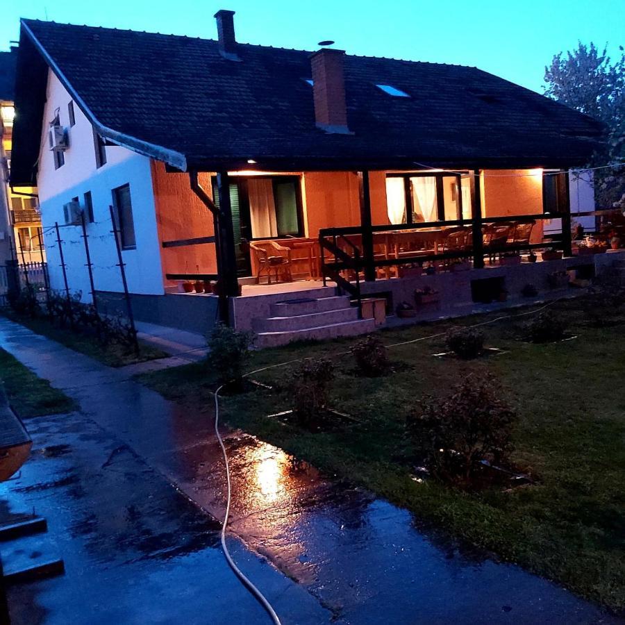Lavrnic Vandrarhem Apatin Exteriör bild